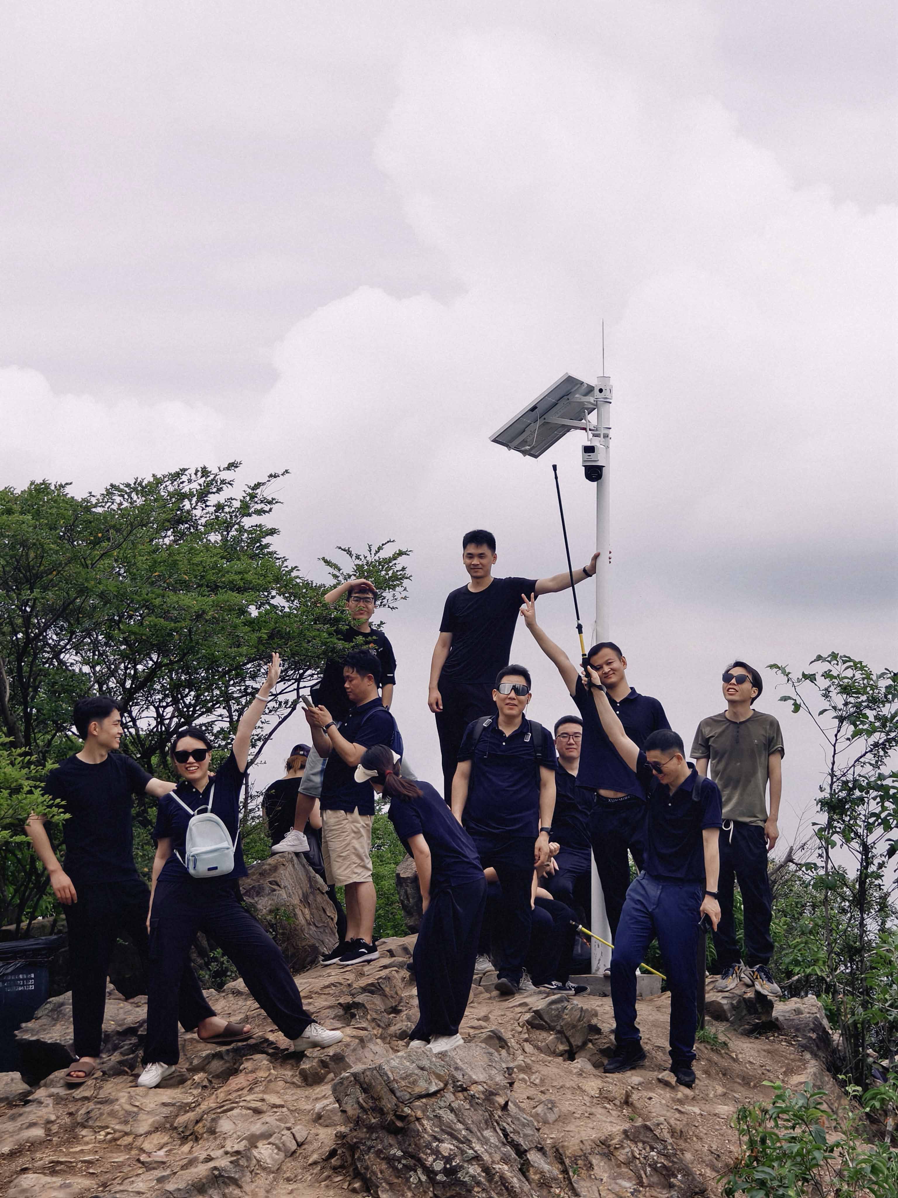 久信達科技公司員工齊聚光明區蠄蜍石,開啟活力爬山之旅暨團建活動(圖4)
